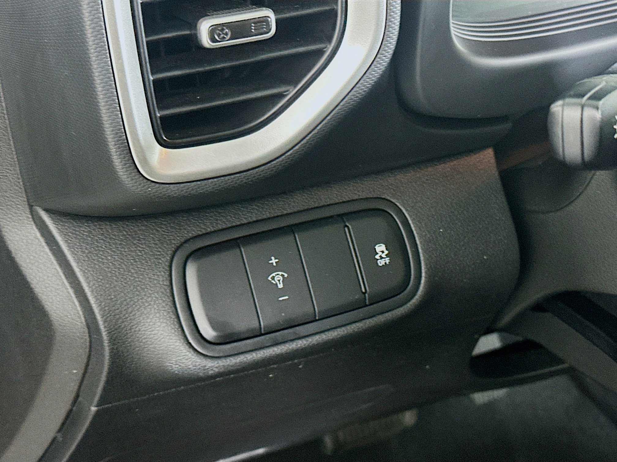 Used 2024 Hyundai Venue SEL image 17