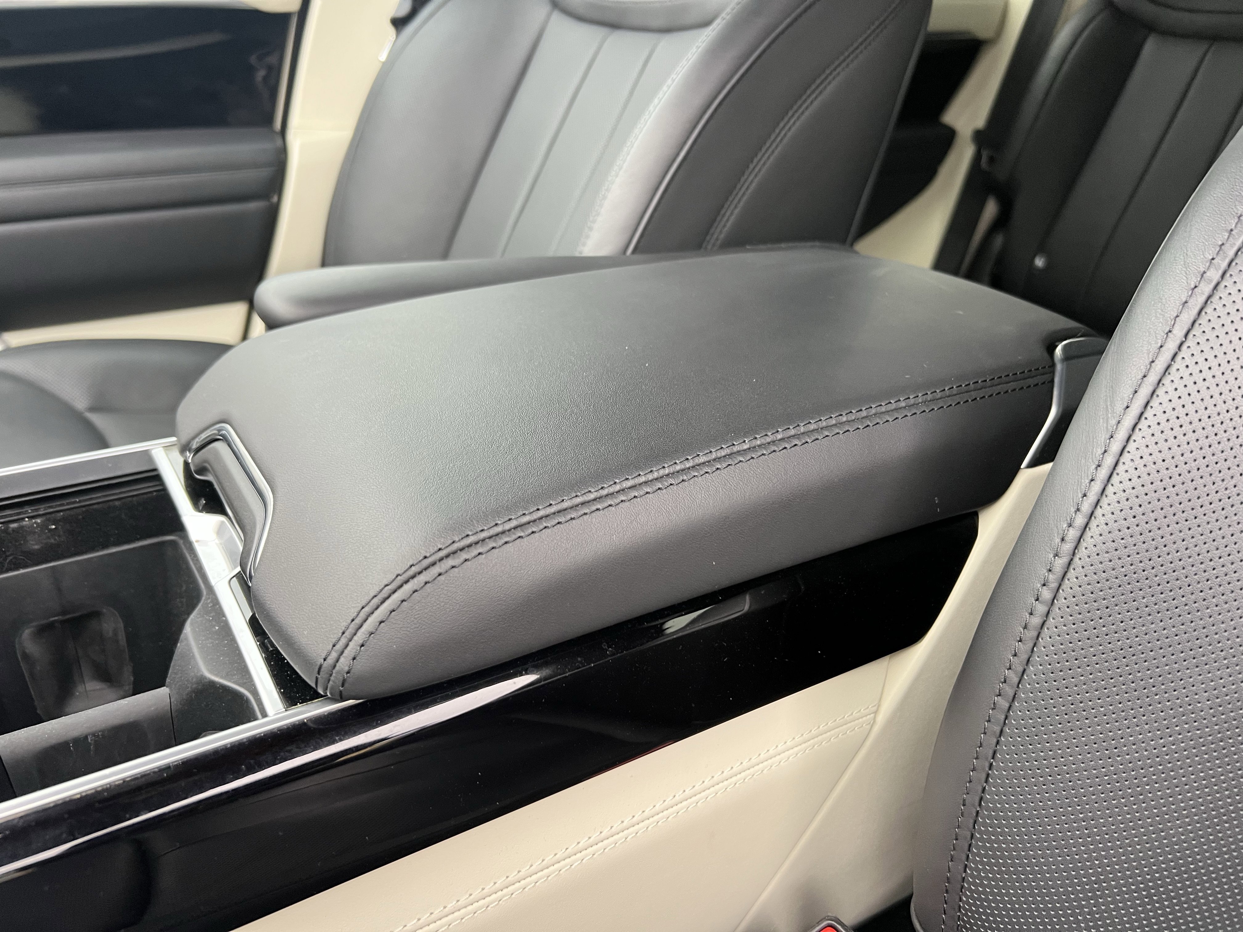 Certified 2023 Land Rover Range Rover SE image 28