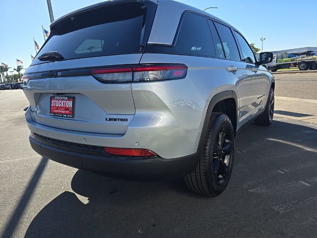 New 2025 Jeep Grand Cherokee Limited w/ Black Appearance Package AWD/4WD image 11