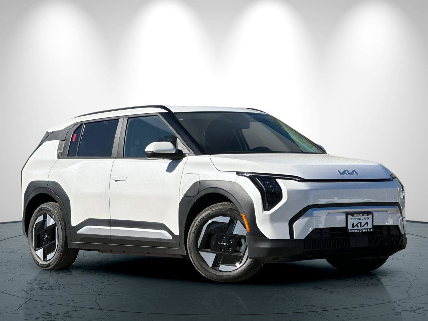 New 2027 Kia EV3 Wind FWD image 2