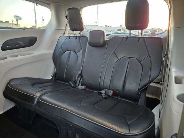 Used 2020 Chrysler Pacifica Limited w/ Advanced Safetytec Group image 18
