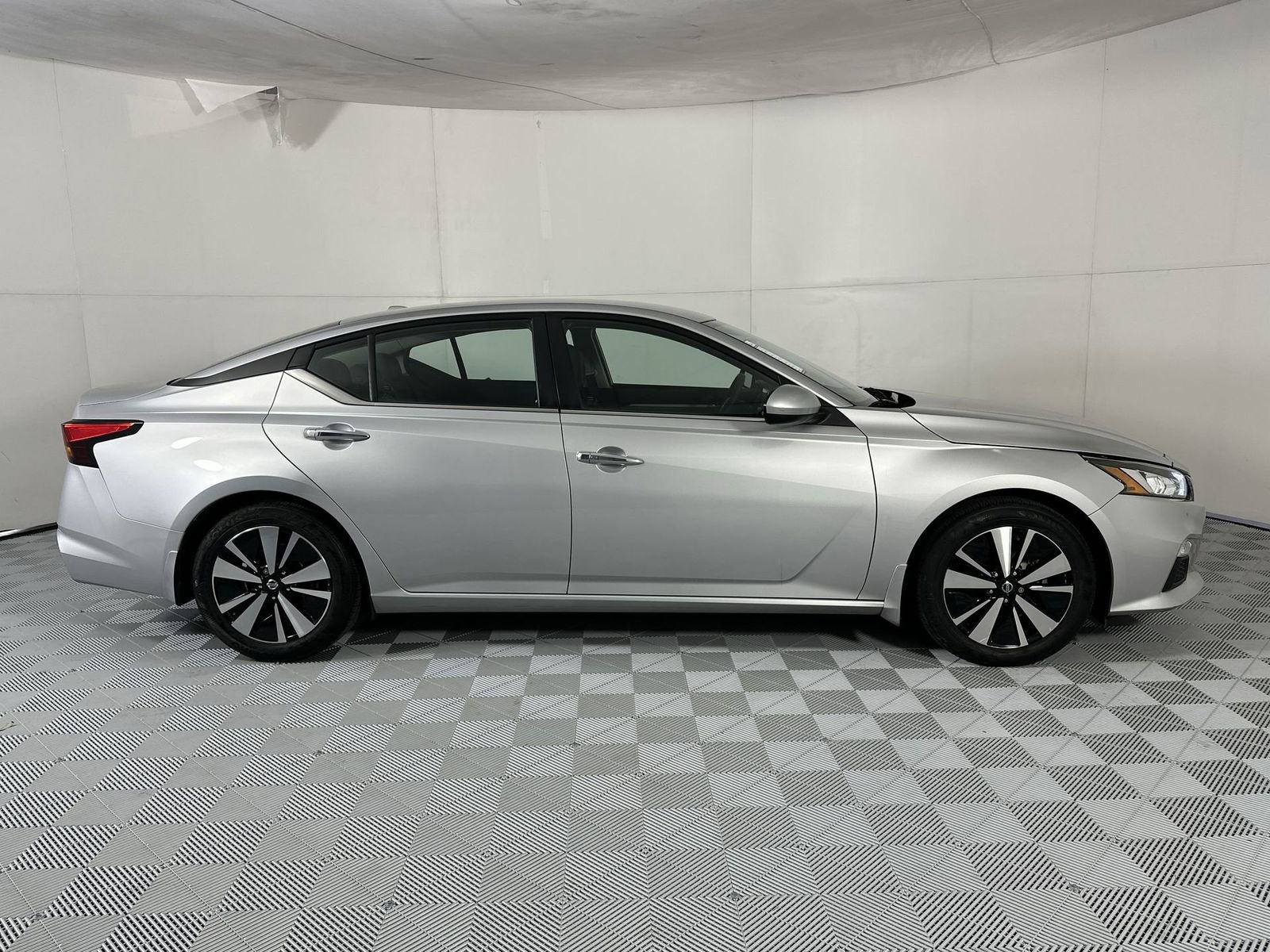 Certified 2021 Nissan Altima 2.5 SV FWD image 9