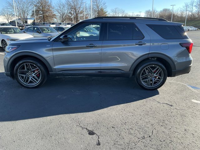 Used 2025 Ford Explorer ST-Line w/ ST-Line Street Pack image 9