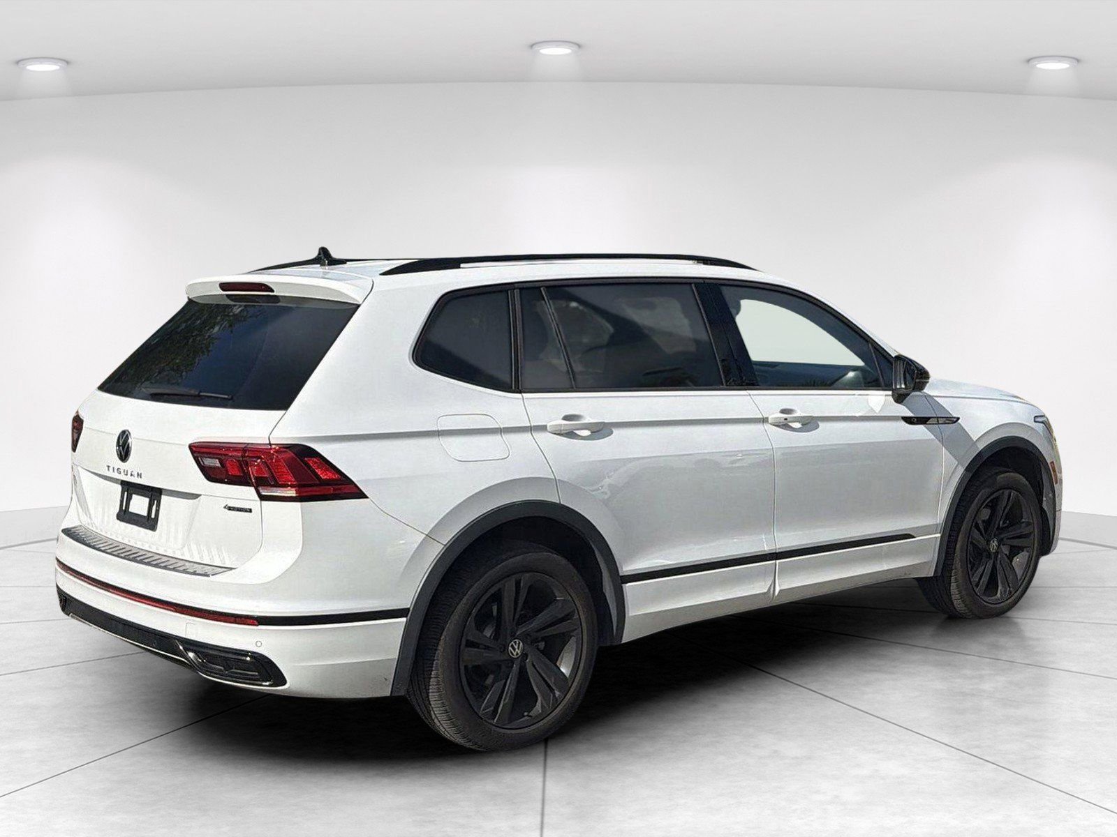 Used 2024 Volkswagen Tiguan SE R-Line AWD/4WD image 4