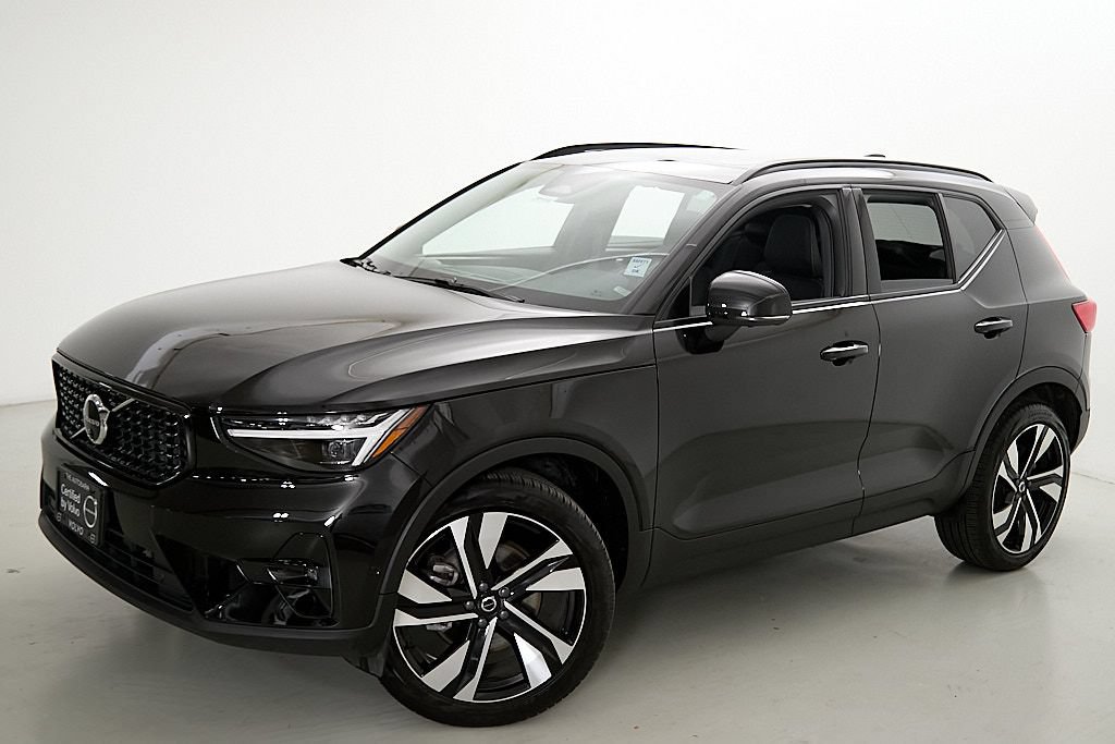 Certified 2023 Volvo XC40 B5 Ultimate w/ Protection Package Premier AWD/4WD image 3