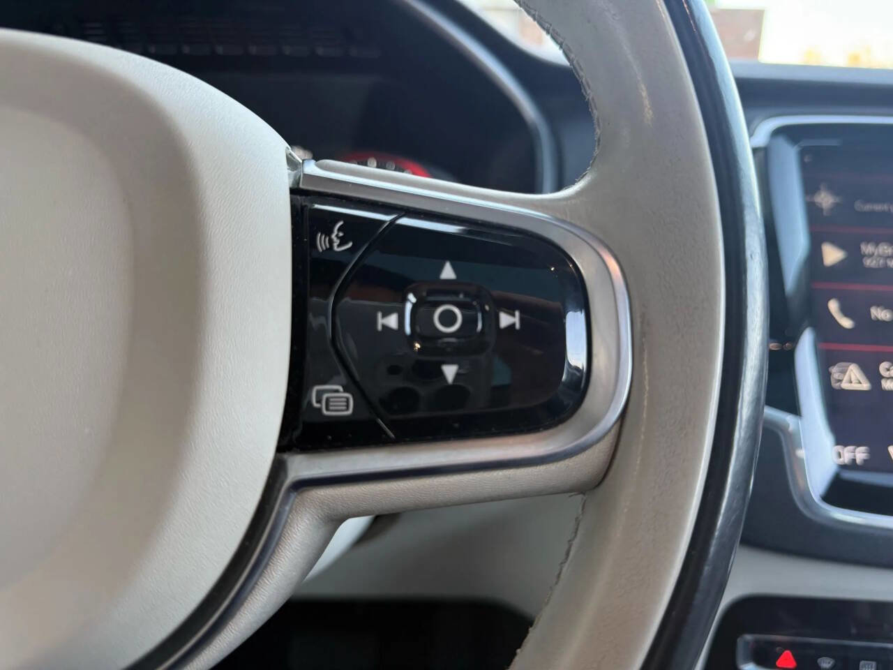 Used 2016 Volvo XC90 T6 Momentum w/ Momentum Plus Package image 18