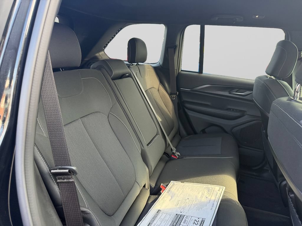 Used 2025 Jeep Grand Cherokee Laredo AWD/4WD image 18