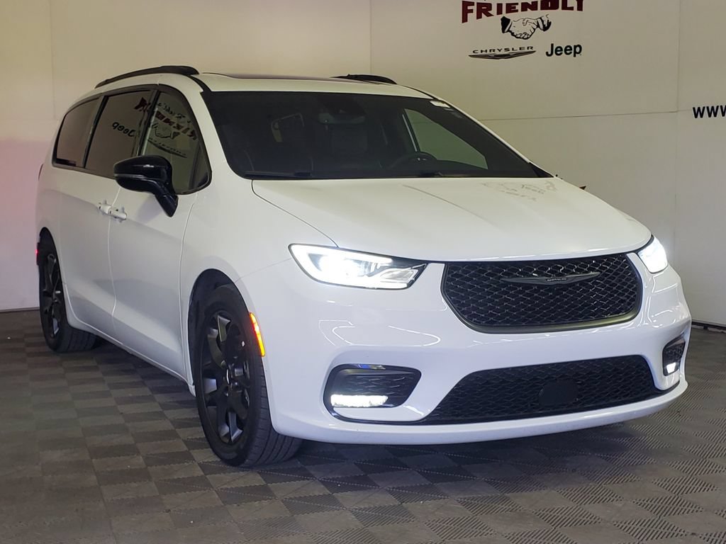 Used 2025 Chrysler Pacifica Limited FWD image 2
