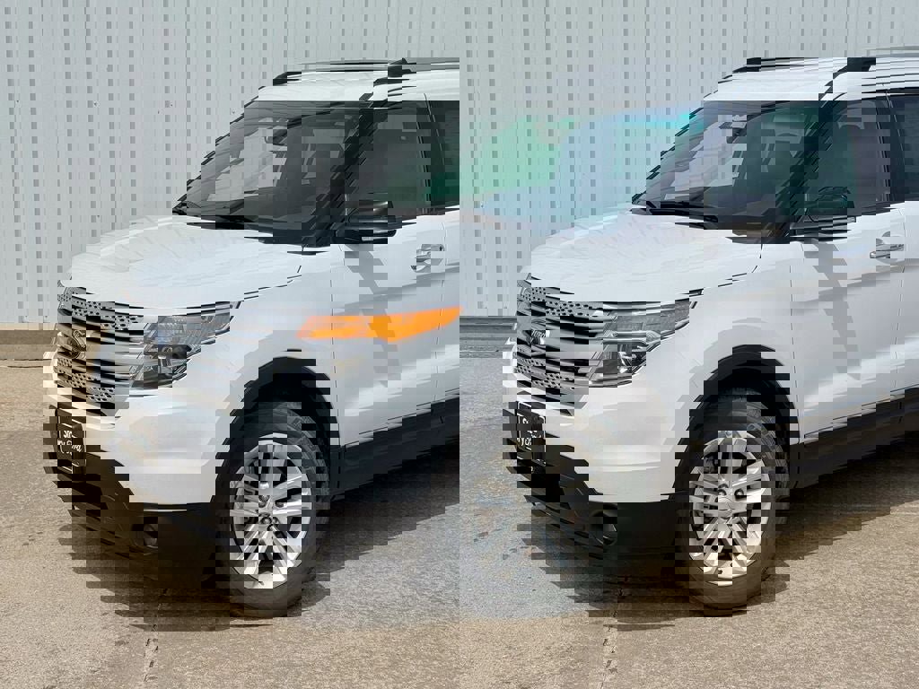 Used 2014 Ford Explorer XLT w/ Equipment Group 202A AWD/4WD image 2