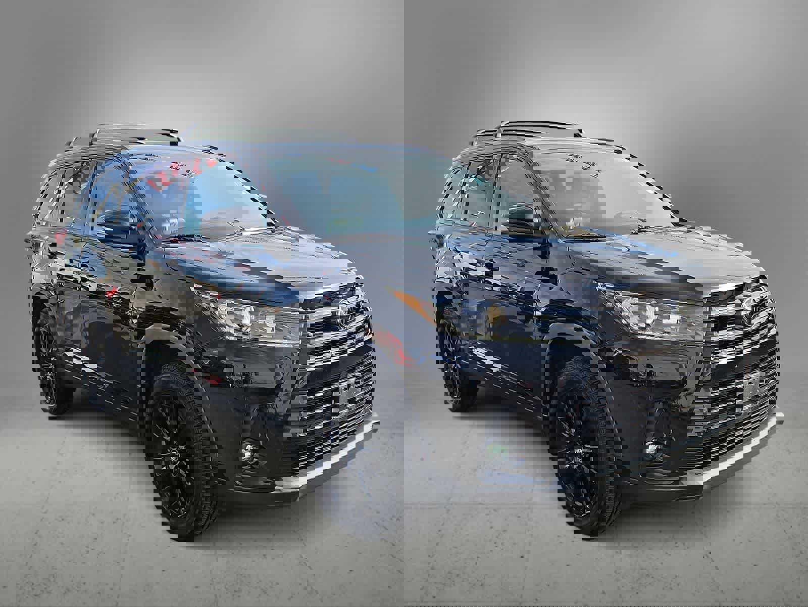 Used 2019 Toyota Highlander SE w/ Nightshade Edition image 2