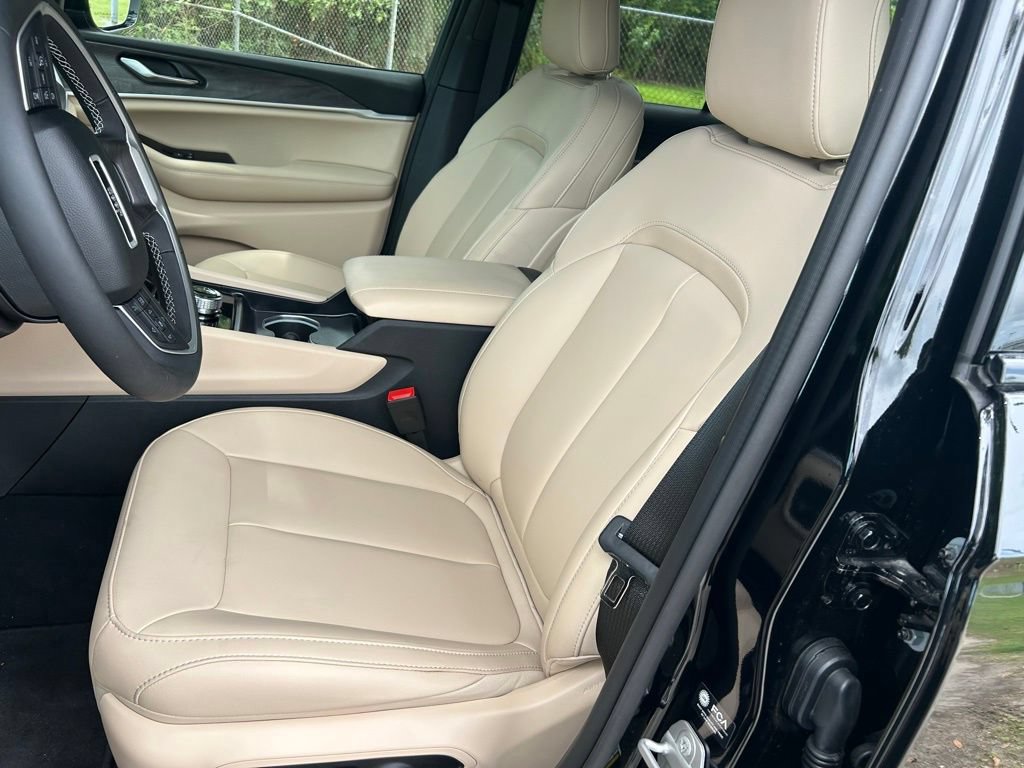 Used 2025 Jeep Grand Cherokee Limited RWD image 12