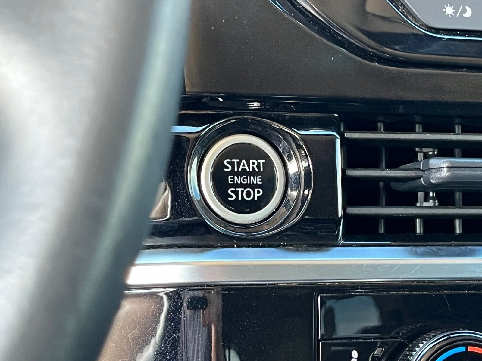 Used 2024 Nissan Pathfinder SV FWD image 22