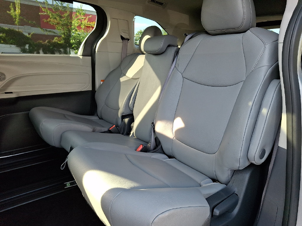 Used 2024 Toyota Sienna XLE FWD image 10