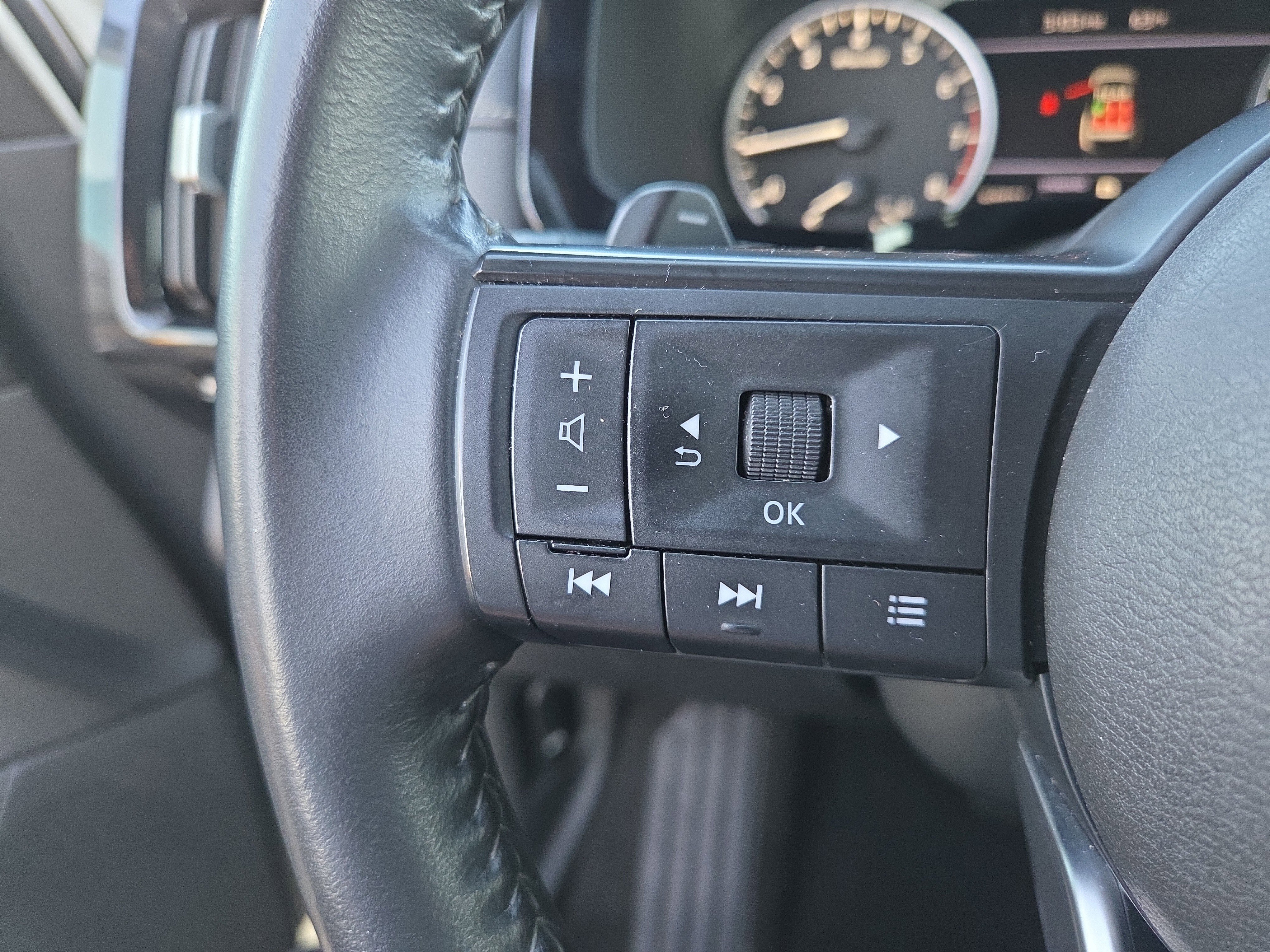 Used 2024 Nissan Pathfinder SV image 14