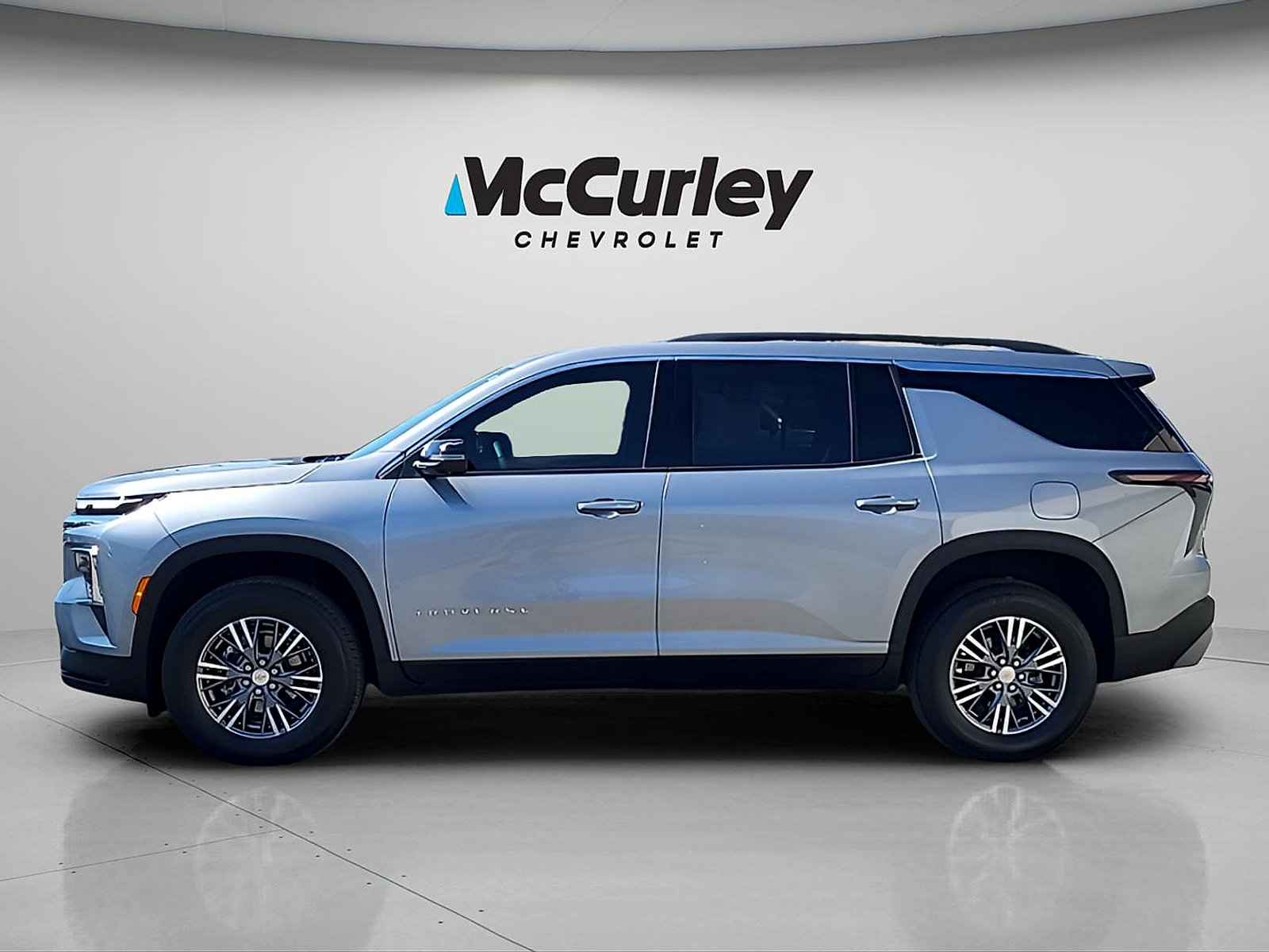 Used 2025 Chevrolet Traverse LT w/ Driver Confidence Package FWD image 4