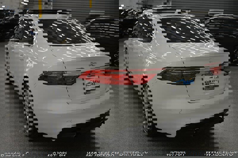 Used 2020 Jaguar XF Premium image 10