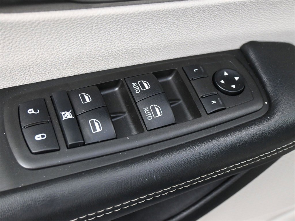 Used 2021 Chrysler Pacifica Touring-L image 4