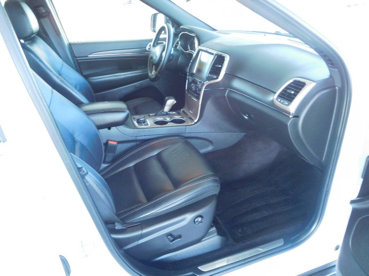 Used 2017 Jeep Grand Cherokee Limited AWD/4WD image 11