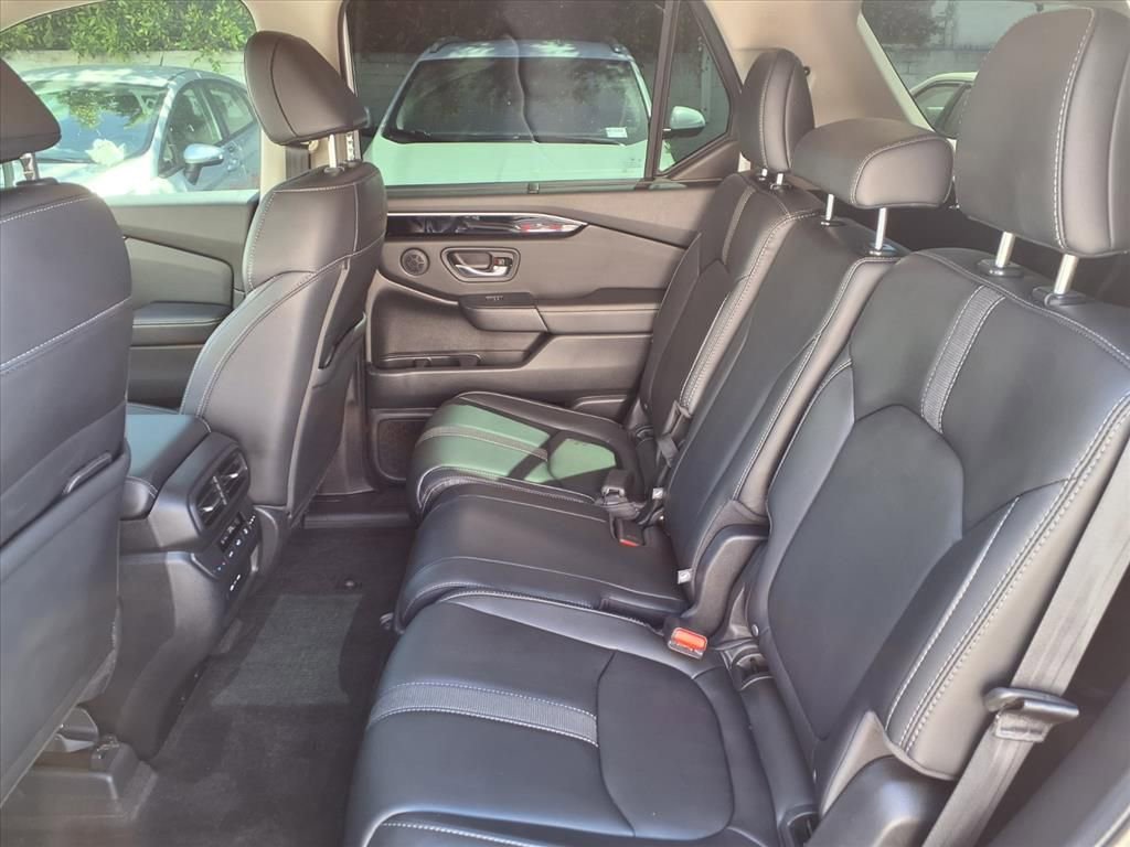 Used 2024 Honda Pilot Touring image 13