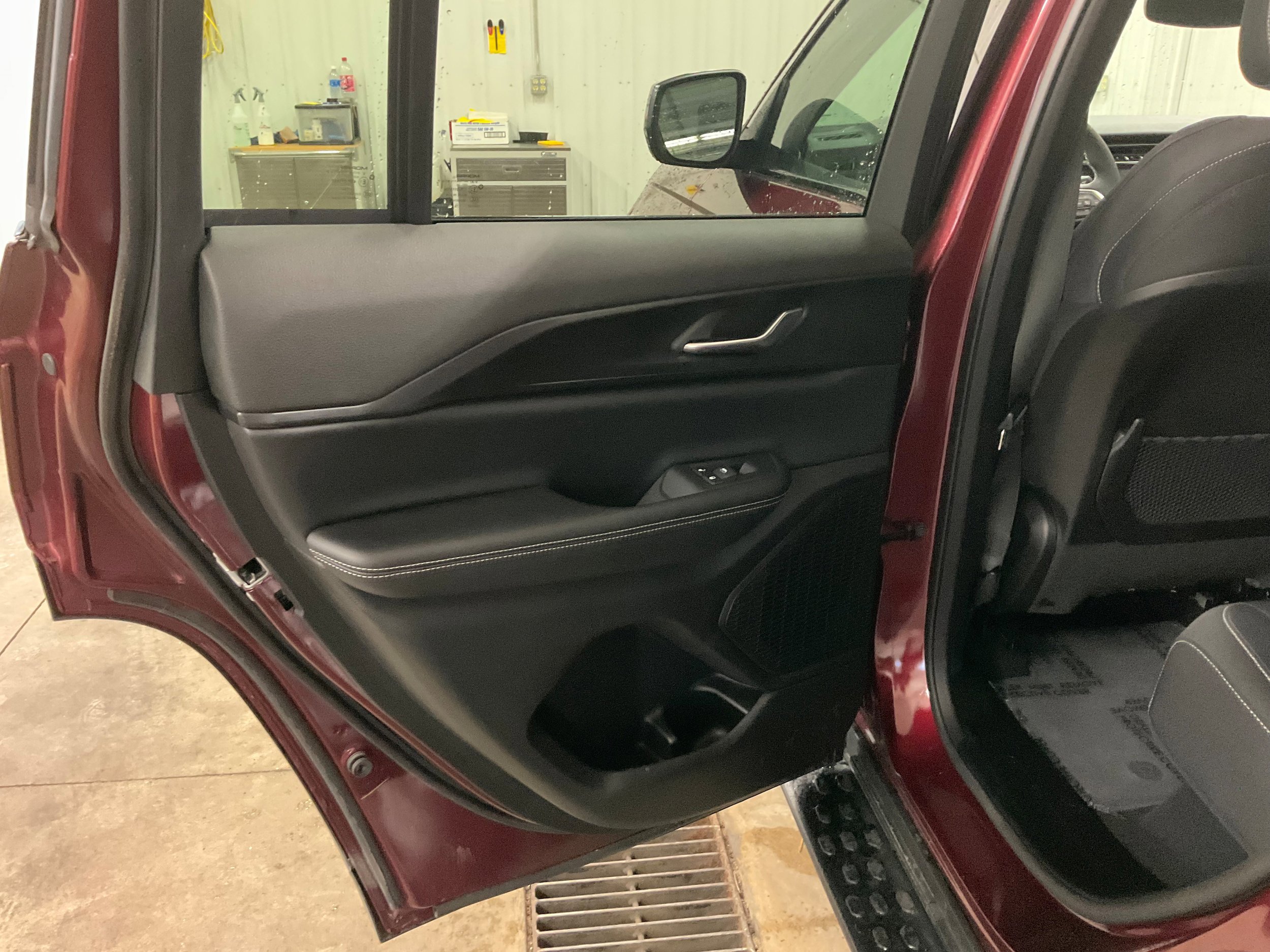 Used 2024 Jeep Grand Cherokee Laredo AWD/4WD image 18