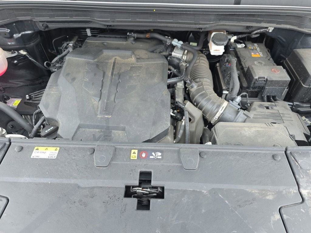 Used 2025 Kia Carnival FWD image 16