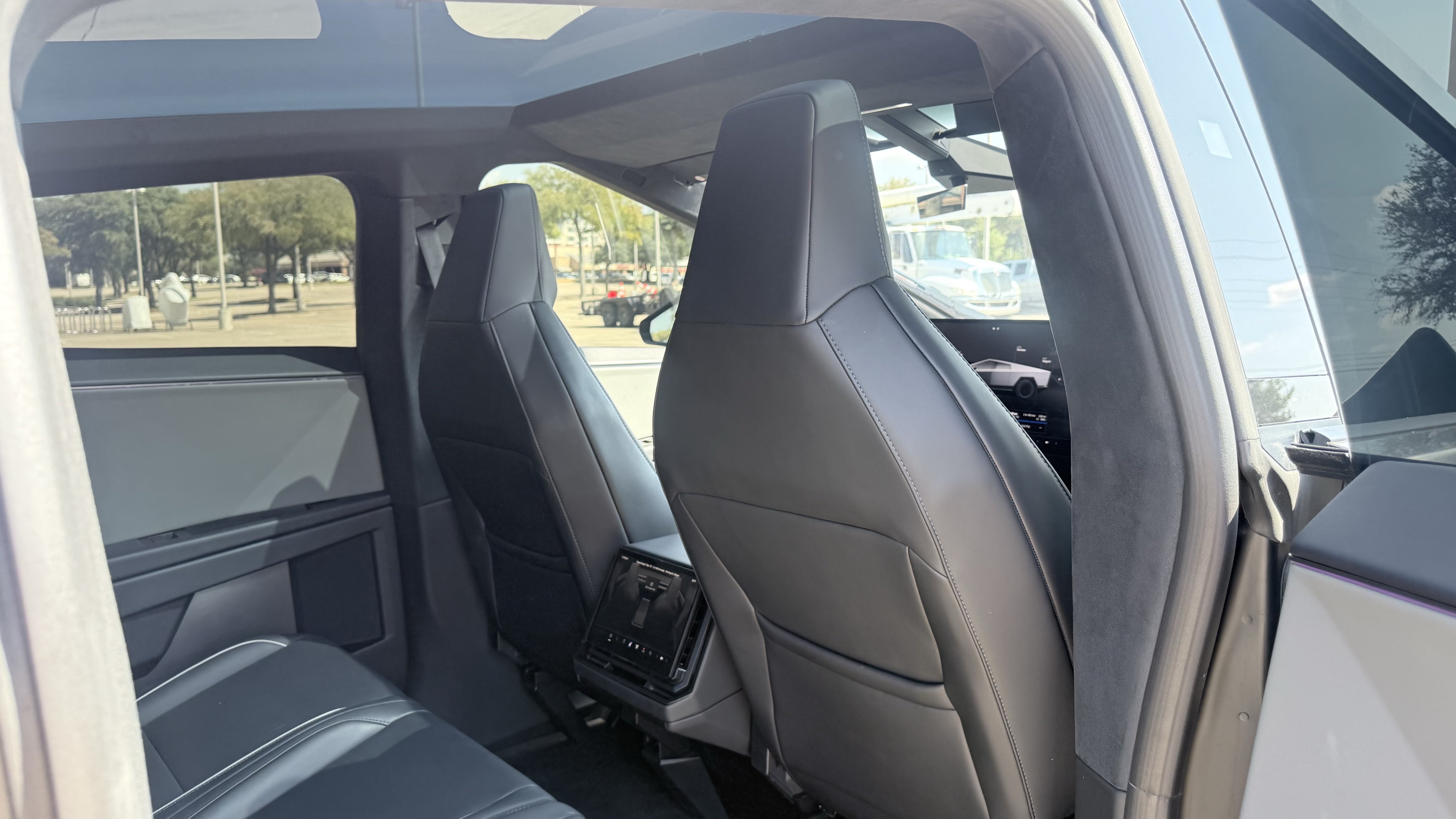 Used 2025 Tesla Cybertruck AWD Crew Cab image 41