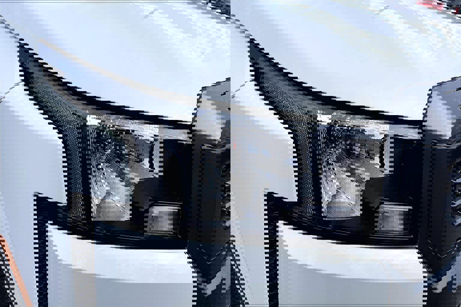 Used 2025 Nissan Frontier SV image 25