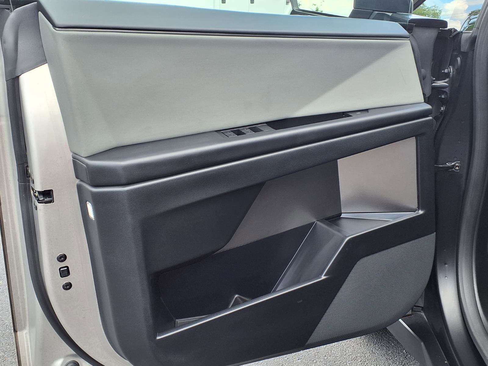 Used 2025 Tesla Cybertruck AWD Crew Cab image 17