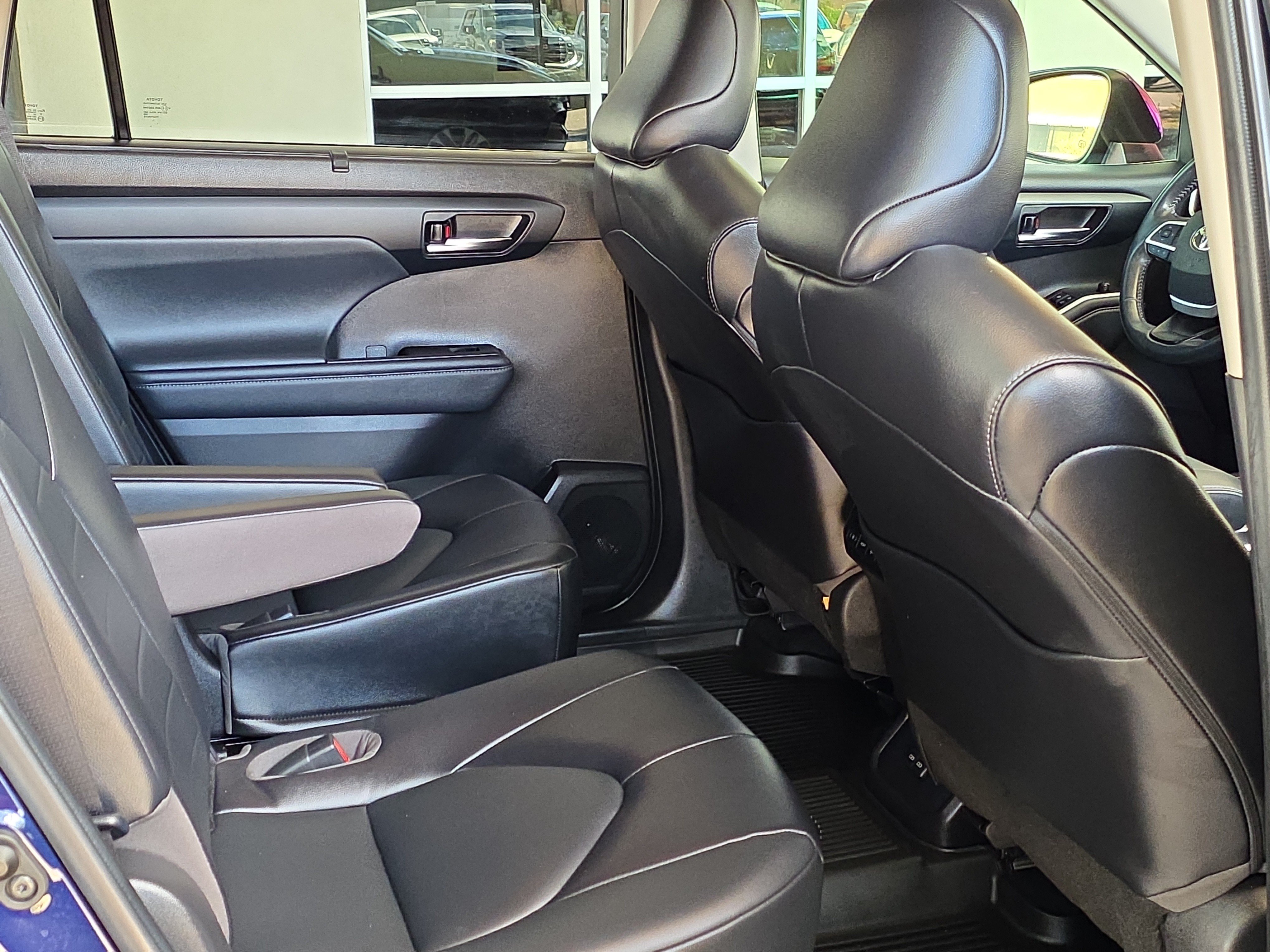 Used 2022 Toyota Highlander XLE FWD image 23