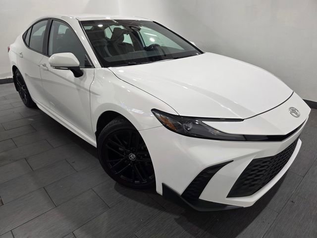 Used 2025 Toyota Camry SE FWD image 8