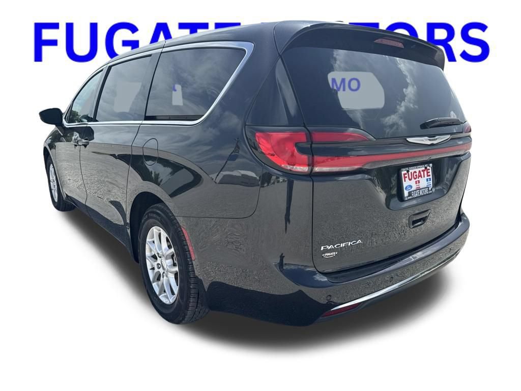 Used 2024 Chrysler Pacifica Touring-L FWD image 3