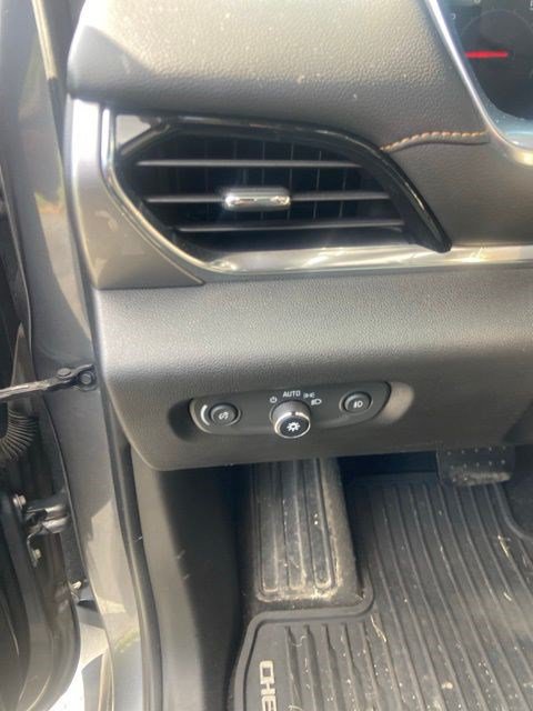 Used 2018 Chevrolet Traverse LT FWD image 13
