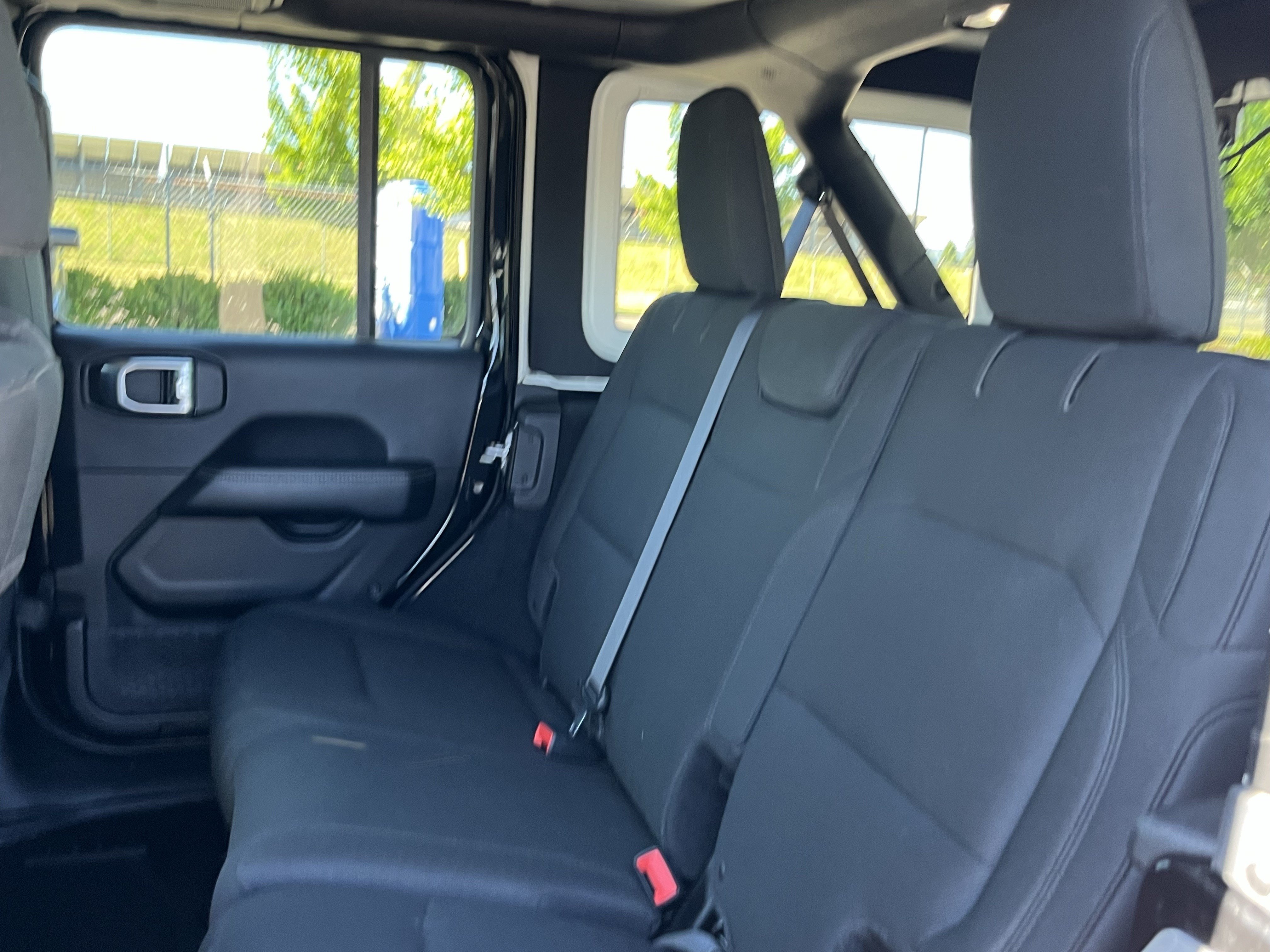 Used 2018 Jeep Wrangler Unlimited Sahara w/ LED Lighting Group AWD/4WD image 15