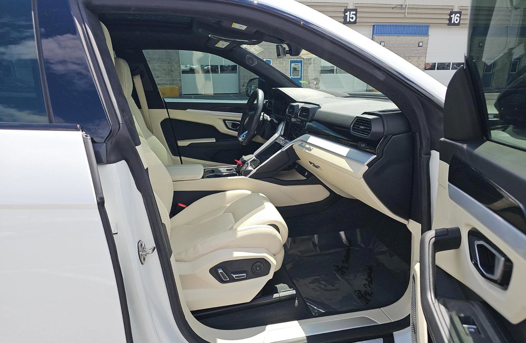 Used 2020 Lamborghini Urus AWD/4WD image 6