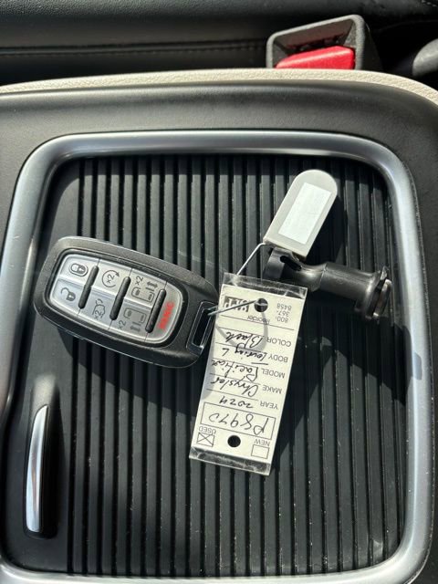 Used 2024 Chrysler Pacifica Touring-L image 6