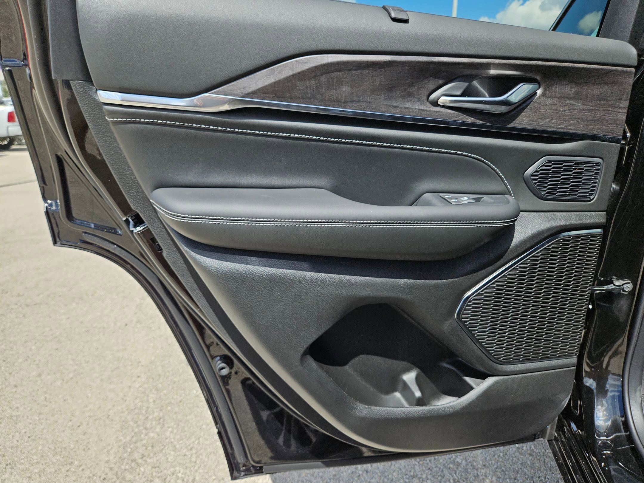 New 2025 Jeep Grand Cherokee Overland w/ Luxury Tech Group IV image 14