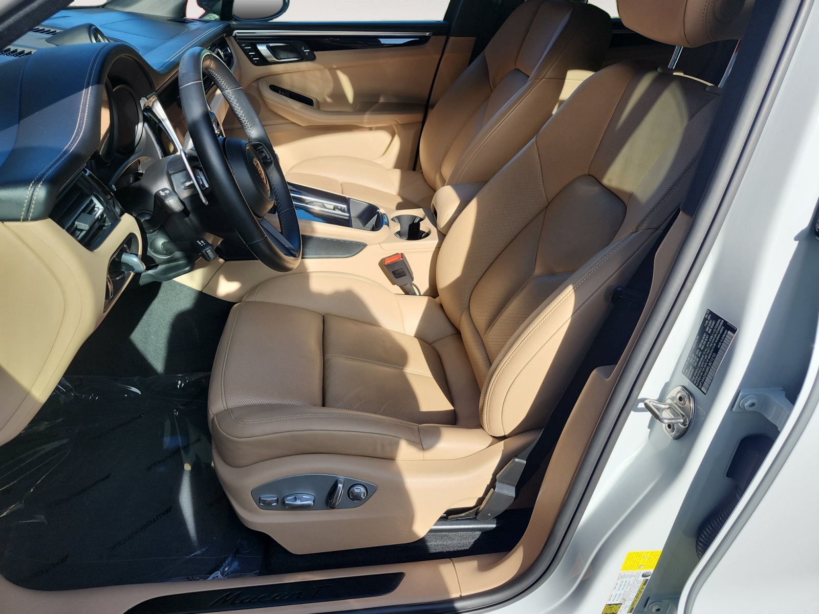 Used 2024 Porsche Macan AWD/4WD image 10