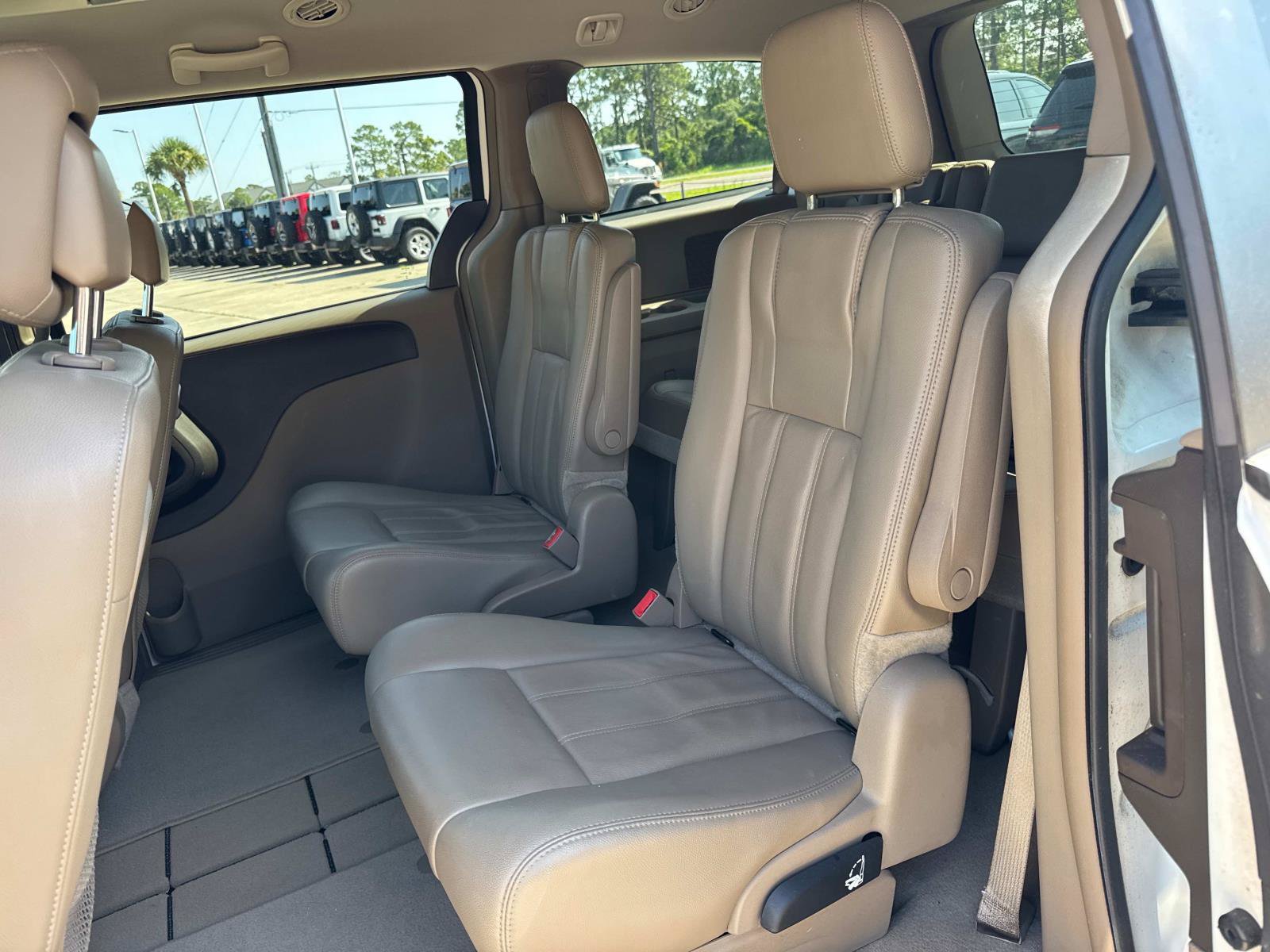 Used 2013 Chrysler Town & Country Touring FWD image 16