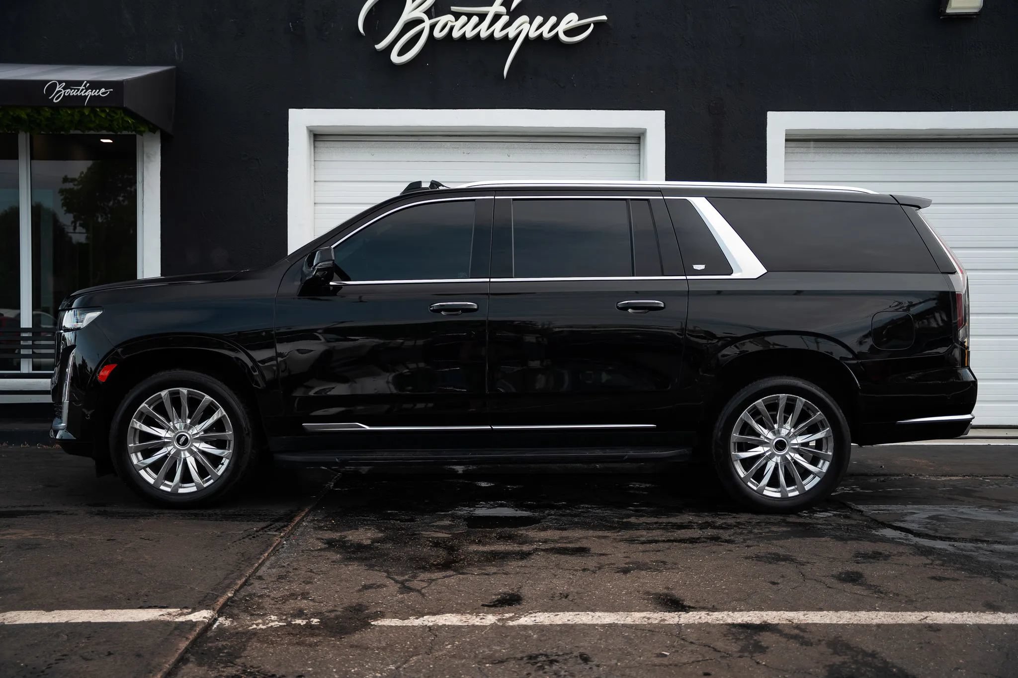 Used 2021 Cadillac Escalade ESV Premium Luxury w/ Performance Package AWD/4WD image 10