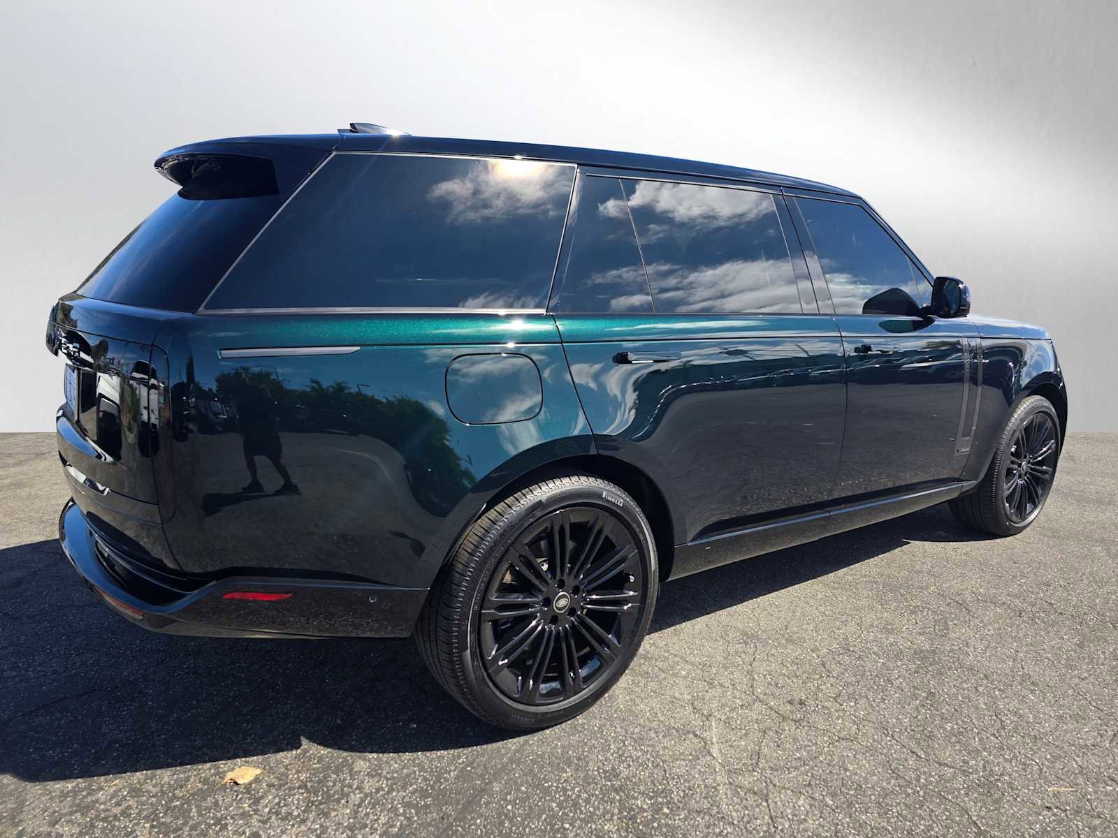 Used 2025 Land Rover Range Rover Long Wheelbase Autobiography image 3