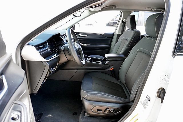 Certified 2023 Jeep Grand Cherokee Laredo RWD image 15