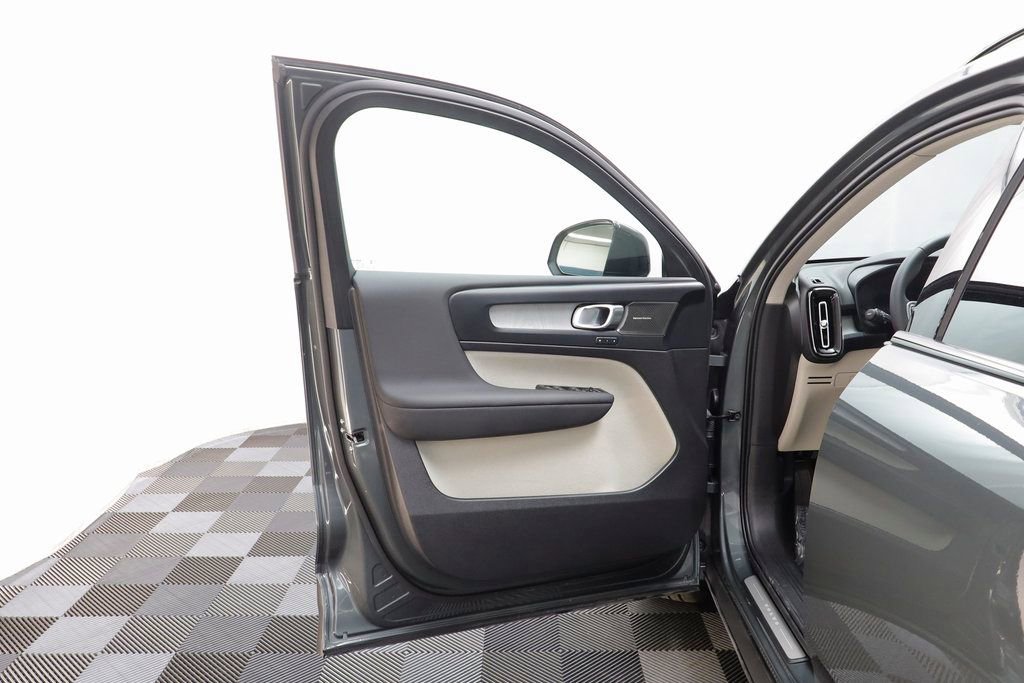 Used 2026 Volvo XC40 B5 Ultra w/ Climate Package image 5