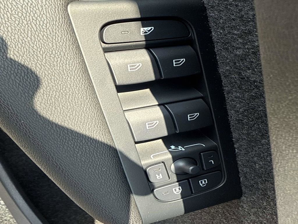 Used 2026 Volvo XC40 B5 Plus w/ Protection Package Premier image 18