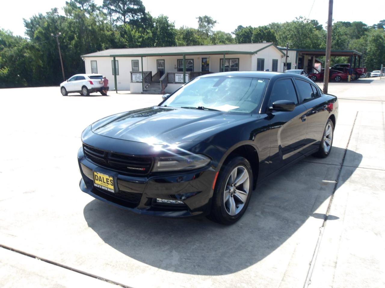 Used 2016 Dodge Charger SXT RWD image 2