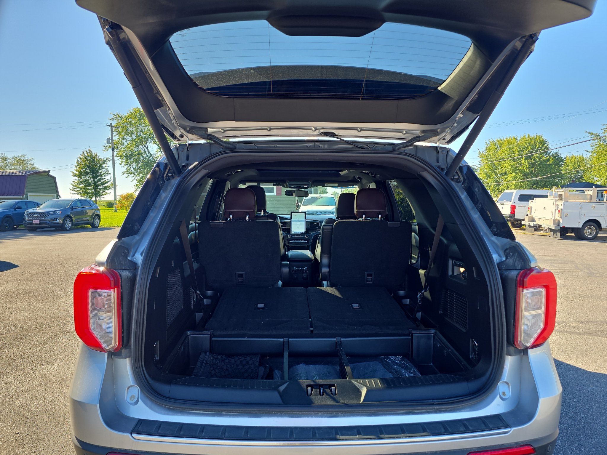 Used 2020 Ford Explorer Platinum w/ Premium Technology Package AWD/4WD image 9