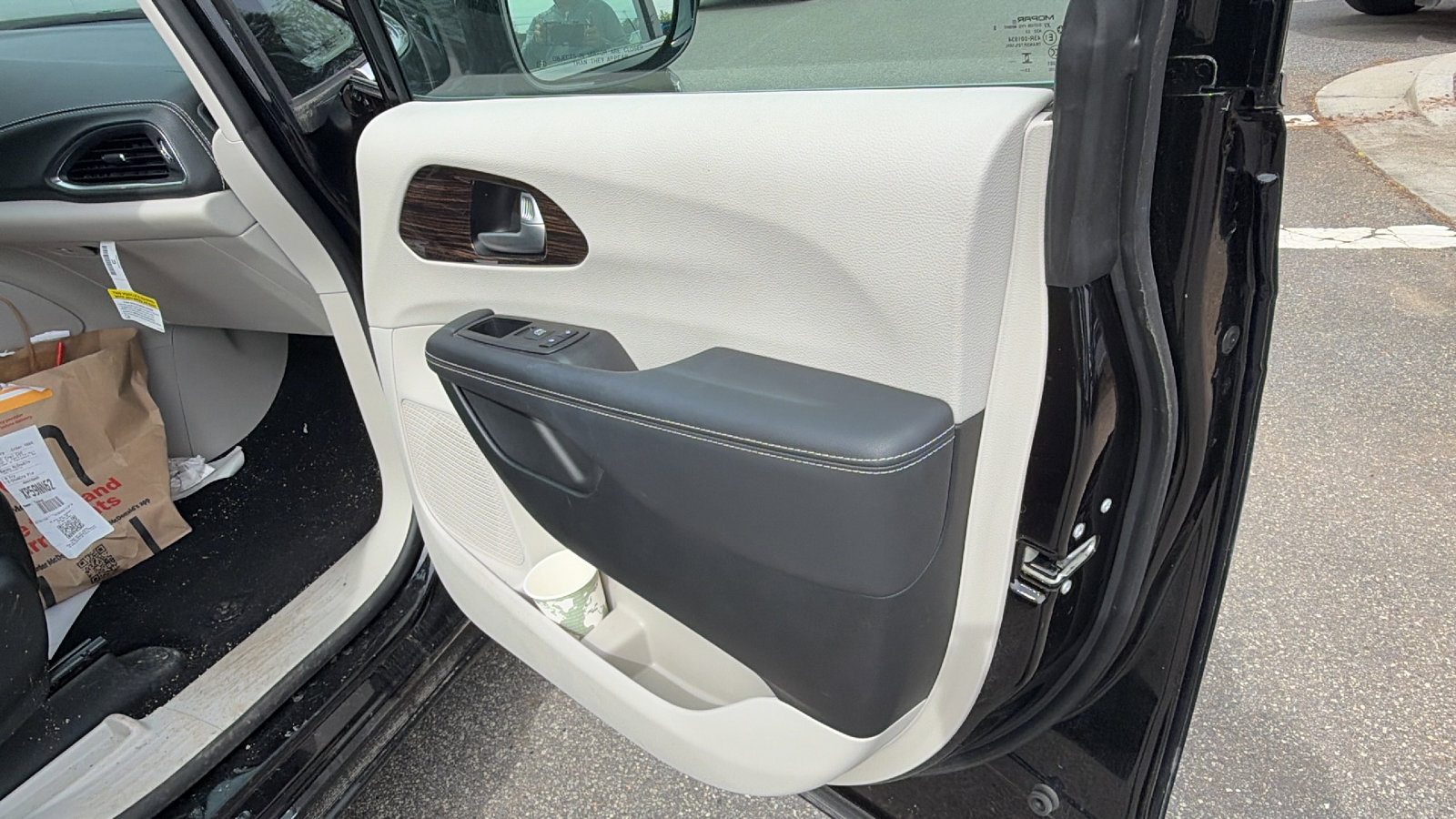 Used 2024 Chrysler Pacifica Limited image 19