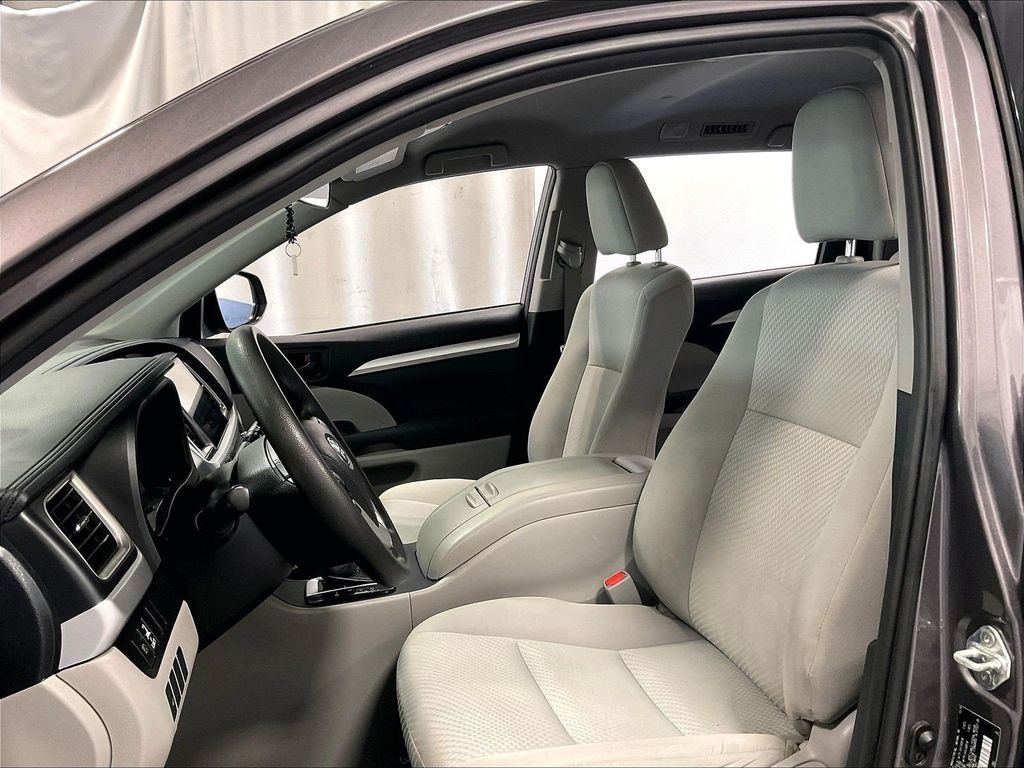 Used 2019 Toyota Highlander LE AWD/4WD image 10