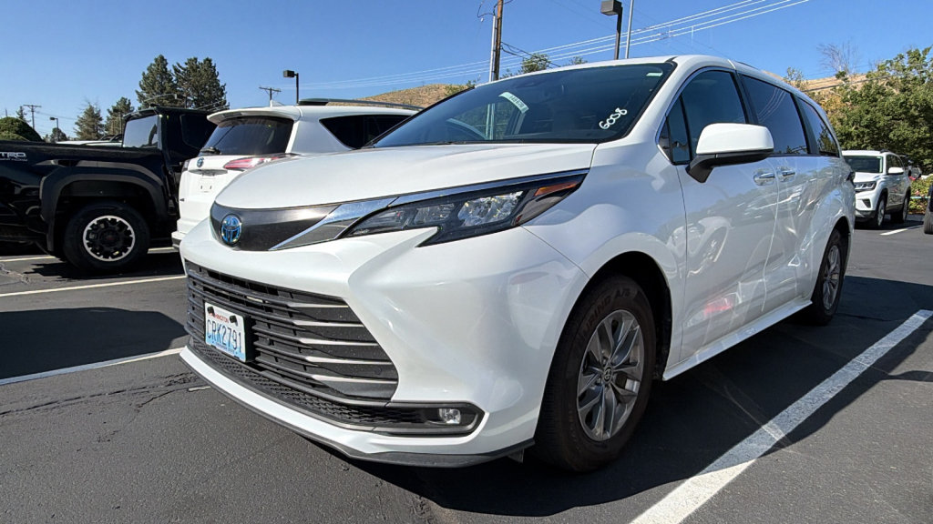 Certified 2025 Toyota Sienna XLE FWD image 4