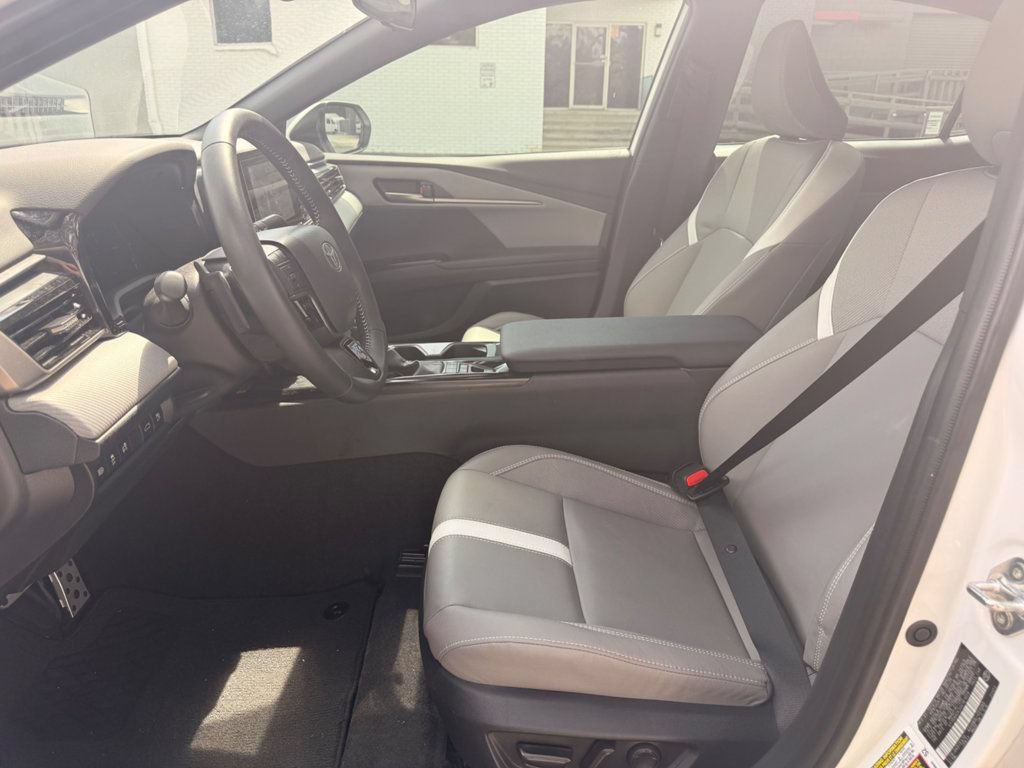 Used 2025 Toyota Camry SE FWD image 12
