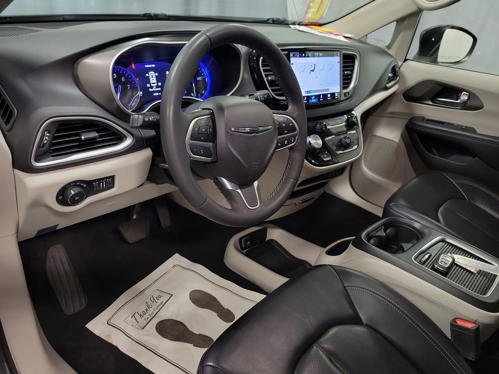 Used 2023 Chrysler Pacifica Touring-L image 13